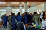 Gara-Gara Dewan Minta Jatah POKIR 10 Miliar, Pemkab Alor Walkout Sidang Banggar Drs. Amon Djobo, M.AP menyalami Anggota DPRD Alor pasca paripurna pengumuman pemberhentiannya dari Jabatan Bupati Alor Periode 2018-2023, Rabu (23/8) di Gedung DPRD, Batunirwala. (Foto: doc tribuanapos.net/dm).