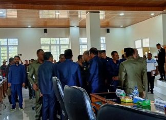 Gara-Gara Dewan Minta Jatah POKIR 10 Miliar, Pemkab Alor Walkout Sidang Banggar Drs. Amon Djobo, M.AP menyalami Anggota DPRD Alor pasca paripurna pengumuman pemberhentiannya dari Jabatan Bupati Alor Periode 2018-2023, Rabu (23/8) di Gedung DPRD, Batunirwala. (Foto: doc tribuanapos.net/dm).