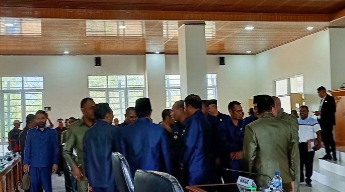 Gara-Gara Dewan Minta Jatah POKIR 10 Miliar, Pemkab Alor Walkout Sidang Banggar Drs. Amon Djobo, M.AP menyalami Anggota DPRD Alor pasca paripurna pengumuman pemberhentiannya dari Jabatan Bupati Alor Periode 2018-2023, Rabu (23/8) di Gedung DPRD, Batunirwala. (Foto: doc tribuanapos.net/dm).