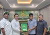 PPP Usung Jerry Bantara Maju Caleg DPR RI Dapil NTT 1 di Pileg 2024 Ketua DPW PPP NTT Djainudin Lonek (kedua kiri) menyerahkan berkas Caleg DPR RI Dapil NTT 1 Yerimoth Bantara kepada Sekjen DPP PPP H. Muhamad Arwani Thomafi (kedua kanan) pada Jumat (1/9/2023) di kantor DPP PPP, Jakarta. Penyerahan itu disaksikan oleh Yerimoth Bantara (ujung kanan) dan Ketua LPC DPW PPP NTT Nur Kaltim Laovo (kiri). (Foto: doc tribuanapos.net).