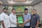 PPP Usung Jerry Bantara Maju Caleg DPR RI Dapil NTT 1 di Pileg 2024 Ketua DPW PPP NTT Djainudin Lonek (kedua kiri) menyerahkan berkas Caleg DPR RI Dapil NTT 1 Yerimoth Bantara kepada Sekjen DPP PPP H. Muhamad Arwani Thomafi (kedua kanan) pada Jumat (1/9/2023) di kantor DPP PPP, Jakarta. Penyerahan itu disaksikan oleh Yerimoth Bantara (ujung kanan) dan Ketua LPC DPW PPP NTT Nur Kaltim Laovo (kiri). (Foto: doc tribuanapos.net).