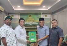 PPP Usung Jerry Bantara Maju Caleg DPR RI Dapil NTT 1 di Pileg 2024 Ketua DPW PPP NTT Djainudin Lonek (kedua kiri) menyerahkan berkas Caleg DPR RI Dapil NTT 1 Yerimoth Bantara kepada Sekjen DPP PPP H. Muhamad Arwani Thomafi (kedua kanan) pada Jumat (1/9/2023) di kantor DPP PPP, Jakarta. Penyerahan itu disaksikan oleh Yerimoth Bantara (ujung kanan) dan Ketua LPC DPW PPP NTT Nur Kaltim Laovo (kiri). (Foto: doc tribuanapos.net).