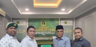 PPP Usung Jerry Bantara Maju Caleg DPR RI Dapil NTT 1 di Pileg 2024 Ketua DPW PPP NTT Djainudin Lonek (kedua kiri) menyerahkan berkas Caleg DPR RI Dapil NTT 1 Yerimoth Bantara kepada Sekjen DPP PPP H. Muhamad Arwani Thomafi (kedua kanan) pada Jumat (1/9/2023) di kantor DPP PPP, Jakarta. Penyerahan itu disaksikan oleh Yerimoth Bantara (ujung kanan) dan Ketua LPC DPW PPP NTT Nur Kaltim Laovo (kiri). (Foto: doc tribuanapos.net).