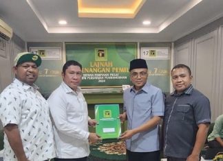 PPP Usung Jerry Bantara Maju Caleg DPR RI Dapil NTT 1 di Pileg 2024 Ketua DPW PPP NTT Djainudin Lonek (kedua kiri) menyerahkan berkas Caleg DPR RI Dapil NTT 1 Yerimoth Bantara kepada Sekjen DPP PPP H. Muhamad Arwani Thomafi (kedua kanan) pada Jumat (1/9/2023) di kantor DPP PPP, Jakarta. Penyerahan itu disaksikan oleh Yerimoth Bantara (ujung kanan) dan Ketua LPC DPW PPP NTT Nur Kaltim Laovo (kiri). (Foto: doc tribuanapos.net).