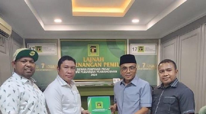 PPP Usung Jerry Bantara Maju Caleg DPR RI Dapil NTT 1 di Pileg 2024 Ketua DPW PPP NTT Djainudin Lonek (kedua kiri) menyerahkan berkas Caleg DPR RI Dapil NTT 1 Yerimoth Bantara kepada Sekjen DPP PPP H. Muhamad Arwani Thomafi (kedua kanan) pada Jumat (1/9/2023) di kantor DPP PPP, Jakarta. Penyerahan itu disaksikan oleh Yerimoth Bantara (ujung kanan) dan Ketua LPC DPW PPP NTT Nur Kaltim Laovo (kiri). (Foto: doc tribuanapos.net).