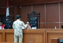 Pengacara DPP PSI Tak Bawa Surat Kuasa, Sidang Dony Mooy Vs PSI Ditunda Hakim Ketua Susana C.K Humau, sementara memeriksa berkas beracara Heriyanto, SH yang adalah Pengacara DPP PSI di ruang sidang PN Kalabahi, Selasa (12/9). Hasil pemeriksaan berkas dinyatakan tidak lengkap sehingga sidang ditunda dua pekan depan. (Foto: doc tribuanapos.net/dm).