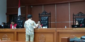 Pengacara DPP PSI Tak Bawa Surat Kuasa, Sidang Dony Mooy Vs PSI Ditunda Hakim Ketua Susana C.K Humau, sementara memeriksa berkas beracara Heriyanto, SH yang adalah Pengacara DPP PSI di ruang sidang PN Kalabahi, Selasa (12/9). Hasil pemeriksaan berkas dinyatakan tidak lengkap sehingga sidang ditunda dua pekan depan. (Foto: doc tribuanapos.net/dm).