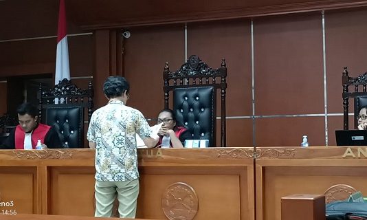 Pengacara DPP PSI Tak Bawa Surat Kuasa, Sidang Dony Mooy Vs PSI Ditunda Hakim Ketua Susana C.K Humau, sementara memeriksa berkas beracara Heriyanto, SH yang adalah Pengacara DPP PSI di ruang sidang PN Kalabahi, Selasa (12/9). Hasil pemeriksaan berkas dinyatakan tidak lengkap sehingga sidang ditunda dua pekan depan. (Foto: doc tribuanapos.net/dm).