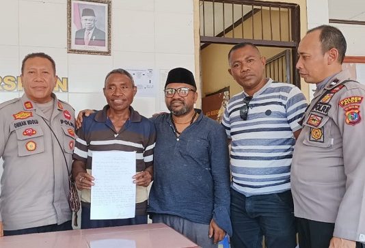 Polisi Mediasi Korban dan Pelaku Pemukulan Aktivis Alor untuk Berdamai Lomboan Djahamou (tengah) dan Isak Penpada (kedua kiri) saling berdamai di Mapolres Alor, Selasa (5/9) siang. Perdamaian itu dimediasi oleh Kasat Samapta AKP Onam Ndoloe (ujung kiri). (Foto: doc tribuanapos.net/dm).