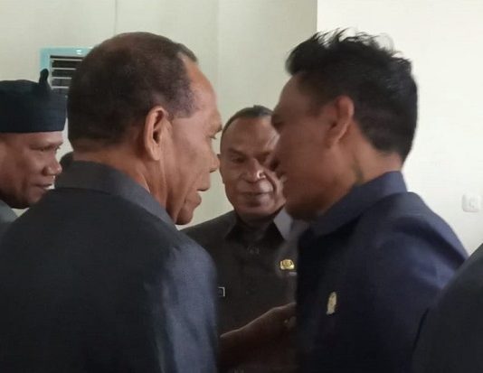 Anggota DPRD Alor Dony Mooy Gugat Bupati dan Pimpinan DPRD di PTUN Kupang Dony Mooy (kanan) dan Bupati Amon Djobo saling bersalaman usai paripurna pengumuman pemberhentian Amon Djobo dari Jabatan Bupati Alor, Rabu (23/8) di gedung DPRD Alor, Batunirwala, Alor. (Foto: doc tribuanapos.net/dm).