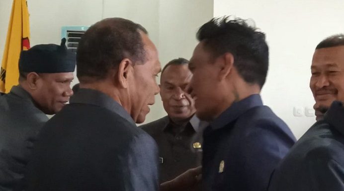 Anggota DPRD Alor Dony Mooy Gugat Bupati dan Pimpinan DPRD di PTUN Kupang Dony Mooy (kanan) dan Bupati Amon Djobo saling bersalaman usai paripurna pengumuman pemberhentian Amon Djobo dari Jabatan Bupati Alor, Rabu (23/8) di gedung DPRD Alor, Batunirwala, Alor. (Foto: doc tribuanapos.net/dm).