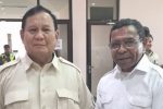Gabriel Beri Binna, Sosok yang Dipercayakan Prabowo Subianto Maju Caleg DPR RI Dapil NTT I Ketum Partai Gerindra sekaligus Calon Presiden RI Prabowo Subianto (kiri) dan Gabriel Abdi Kusuma Beri Binna foto bersama saat kunjungan kerja Prabowo ke NTT belum lama ini. (Foto: doc tribuanapos.net).