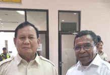 Gabriel Beri Binna, Sosok yang Dipercayakan Prabowo Subianto Maju Caleg DPR RI Dapil NTT I Ketum Partai Gerindra sekaligus Calon Presiden RI Prabowo Subianto (kiri) dan Gabriel Abdi Kusuma Beri Binna foto bersama saat kunjungan kerja Prabowo ke NTT belum lama ini. (Foto: doc tribuanapos.net).
