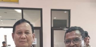 Gabriel Beri Binna, Sosok yang Dipercayakan Prabowo Subianto Maju Caleg DPR RI Dapil NTT I Ketum Partai Gerindra sekaligus Calon Presiden RI Prabowo Subianto (kiri) dan Gabriel Abdi Kusuma Beri Binna foto bersama saat kunjungan kerja Prabowo ke NTT belum lama ini. (Foto: doc tribuanapos.net).