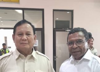 Gabriel Beri Binna, Sosok yang Dipercayakan Prabowo Subianto Maju Caleg DPR RI Dapil NTT I Ketum Partai Gerindra sekaligus Calon Presiden RI Prabowo Subianto (kiri) dan Gabriel Abdi Kusuma Beri Binna foto bersama saat kunjungan kerja Prabowo ke NTT belum lama ini. (Foto: doc tribuanapos.net).