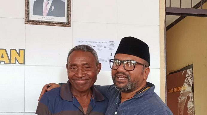 Cerita Pelaku Beberkan Alasannya Pukul Aktivis Alor di Demo Kasus Ketua DPRD Isak Penpada (kiri) dan Lomboan Djahamou (kanan) saling berpelukan usai berdamai di Mapolres Alor, Selasa (5/9) siang.