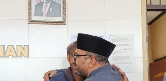 Cerita Aktivis Alor Detik-Detik Dipukul Simpatisan Ketua DPRD Alor Hingga Bisa Beri Maaf Lomboan Djahamou (kanan) dan Isak Penpada (kiri) saling berpelukan usai berdamai di Mapolres Alor, Selasa (5/9) siang. (Foto: doc tribuanapos.net/dm).