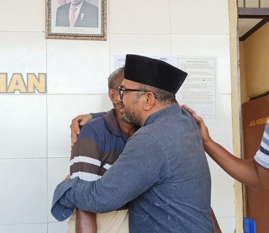 Cerita Aktivis Alor Detik-Detik Dipukul Simpatisan Ketua DPRD Alor Hingga Bisa Beri Maaf Lomboan Djahamou (kanan) dan Isak Penpada (kiri) saling berpelukan usai berdamai di Mapolres Alor, Selasa (5/9) siang. (Foto: doc tribuanapos.net/dm).