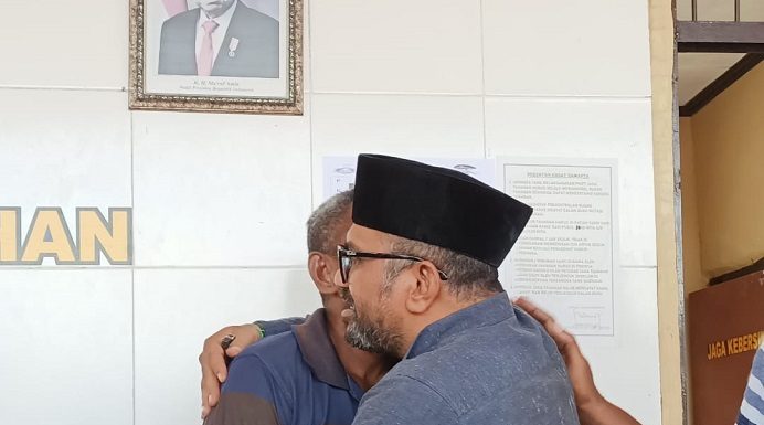 Cerita Aktivis Alor Detik-Detik Dipukul Simpatisan Ketua DPRD Alor Hingga Bisa Beri Maaf Lomboan Djahamou (kanan) dan Isak Penpada (kiri) saling berpelukan usai berdamai di Mapolres Alor, Selasa (5/9) siang. (Foto: doc tribuanapos.net/dm).