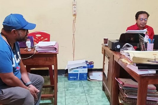 Polisi Tetapkan Aktivis Alor Tersangka Hina Ketua DPRD Alor Lomboan Djahamou (kiri) diperiksa penyidik Tipiter Polres Alor Apda Suherman, SH (kanan) usai ditetapkan menjadi tersangka hina Ketua DPRD Alor Enny Anggrek. (foto: doc tribuanapos.net/dm).