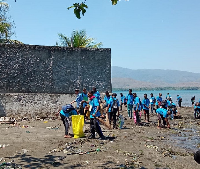 Maba Untrib sedang bersihkan sampah di Pantai Kadelang Teluk Mutiara, Sabtu (2/9).