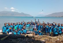 Belajar Cinta Lingkungan, Maba Untrib Bersihkan Kali dan Pantai di Teluk Mutiara Maba Untrib foto bersama usai bersihkan sampah di kali dan pantai Teluk Mutiara, Sabtu (2/9).