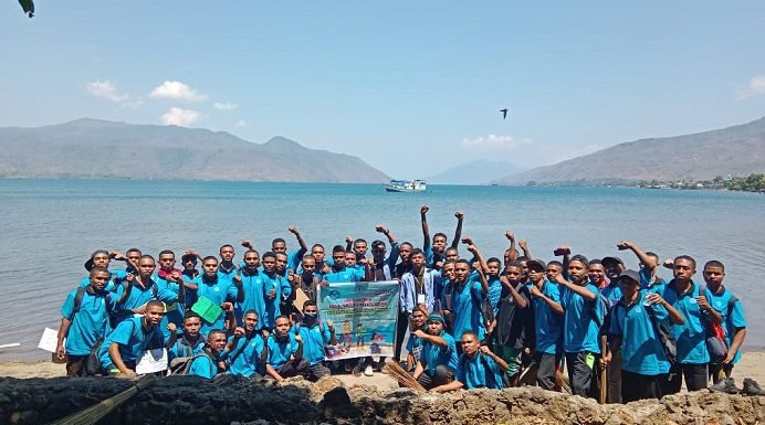 Belajar Cinta Lingkungan, Maba Untrib Bersihkan Kali dan Pantai di Teluk Mutiara Maba Untrib foto bersama usai bersihkan sampah di kali dan pantai Teluk Mutiara, Sabtu (2/9).