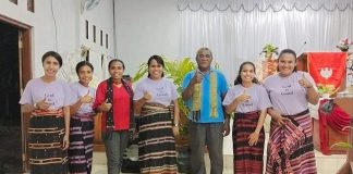 Jemaat Ebenhaezar Maritaing Siap Jadi Tuan Rumah Temu Asa Pendeta GMIT Se-Tribuana Alor Ketua MJH Ebenhaezer Maritaing, Pdt Sherly Lalu, S.Th (tengah) bersama panitia temu asa pendeta di Maritaing. (Foto: doc tribuanapos.net).