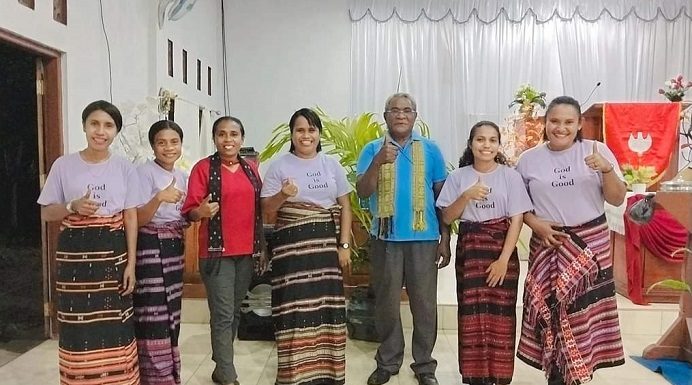 Jemaat Ebenhaezar Maritaing Siap Jadi Tuan Rumah Temu Asa Pendeta GMIT Se-Tribuana Alor Ketua MJH Ebenhaezer Maritaing, Pdt Sherly Lalu, S.Th (tengah) bersama panitia temu asa pendeta di Maritaing. (Foto: doc tribuanapos.net).