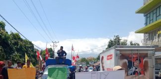 Aktivis Alor Dipukul Saat Demo Kasus Ketua DPRD Alor Aktivis Alor yang tergabung dalam Forum PERSETAN melakukan unjuk rasa, Selasa (5/9) di Kalabahi. (Foto: doc tribuanapos.net).