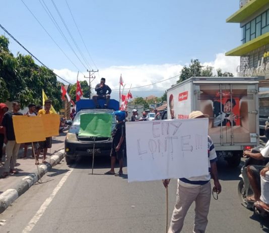 Aktivis Alor Dipukul Saat Demo Kasus Ketua DPRD Alor Aktivis Alor yang tergabung dalam Forum PERSETAN melakukan unjuk rasa, Selasa (5/9) di Kalabahi. (Foto: doc tribuanapos.net).