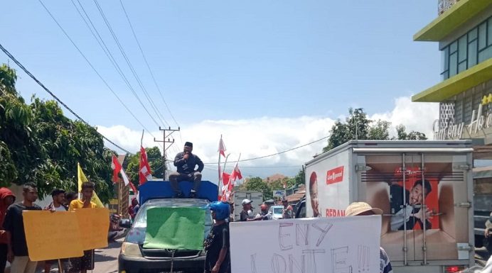 Aktivis Alor Dipukul Saat Demo Kasus Ketua DPRD Alor Aktivis Alor yang tergabung dalam Forum PERSETAN melakukan unjuk rasa, Selasa (5/9) di Kalabahi. (Foto: doc tribuanapos.net).