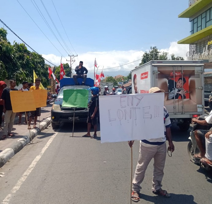 Aktivis Alor yang tergabung dalam Forum PERSETAN melakukan unjuk rasa, Selasa (5/9) di Kalabahi. (Foto: doc tribuanapos.net).