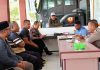 Polisi Beberkan Motif Pelaku yang Pukul Aktivis Alor, Bukan Orang Suruhan Ketua DPRD Alor Kasat Samapta Polres Alor AKP Onam Ndoloe (kanan) menginterogasi Isak Penpada (kedua kiri), pelaku pemukulan aktivis Lomboan Djahamou (kiri) di Polres Alor. (Foto; doc tribuanapos.net/dm)