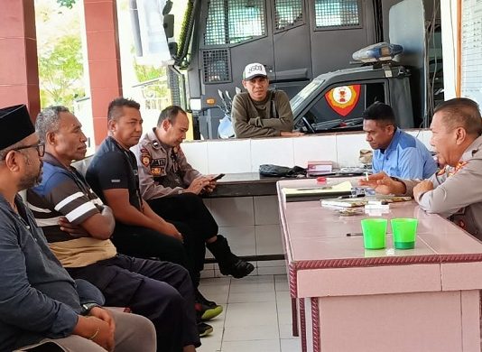Polisi Beberkan Motif Pelaku yang Pukul Aktivis Alor, Bukan Orang Suruhan Ketua DPRD Alor Kasat Samapta Polres Alor AKP Onam Ndoloe (kanan) menginterogasi Isak Penpada (kedua kiri), pelaku pemukulan aktivis Lomboan Djahamou (kiri) di Polres Alor. (Foto; doc tribuanapos.net/dm)