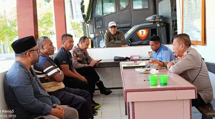 Polisi Beberkan Motif Pelaku yang Pukul Aktivis Alor, Bukan Orang Suruhan Ketua DPRD Alor Kasat Samapta Polres Alor AKP Onam Ndoloe (kanan) menginterogasi Isak Penpada (kedua kiri), pelaku pemukulan aktivis Lomboan Djahamou (kiri) di Polres Alor. (Foto; doc tribuanapos.net/dm)