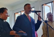 Dilantik Pimpin SMA Kristen 2 Kalabahi, Yaved Djasibani Optimistis Pertahankan Prestasi Sekolah Unggul Yaved U. Djasibani, S.Pd (tengah) ketika mengucapkan sumpah janji sebagai Kepala SMA Kristen 2 Kalabahi, Rabu (20/9) di Aula SMA Kristen 2 Kalabahi.