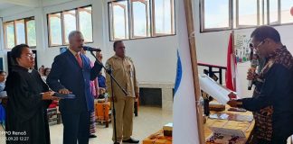 Ketua Yapenkris GMIT Pingdoling Alor Lantik Kepala SMA Kristen 2 Kalabahi Ketua Yepnkris GMIT Pingdoling Alor Dr. Fredik Abia Kande melantik Yaved U. Djasibani sebagai Kepala SMA Kristen 2 Kalabahi, Rabu (20/9) di Aula SMA Kristen 2, Kalabahi Kota.