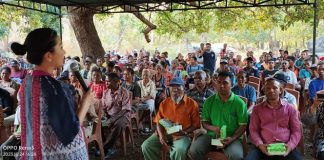 Jaring Aspirasi di Desa Alim Mebung, Petani: Kami Pilih Ibu Julie Laiskodat Kemarin Karena Diberitahu Bupati Alor Julie Sutrisno Laiskodat sedang memberikan penjelasan politik kepada warga Desa Alim Mebung dalam kegiatan Asmas, Selasa (24/10) di Mebung Desa Alim Mebung.