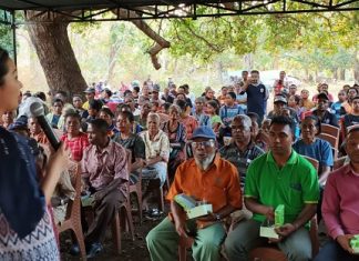 Jaring Aspirasi di Desa Alim Mebung, Petani: Kami Pilih Ibu Julie Laiskodat Kemarin Karena Diberitahu Bupati Alor Julie Sutrisno Laiskodat sedang memberikan penjelasan politik kepada warga Desa Alim Mebung dalam kegiatan Asmas, Selasa (24/10) di Mebung Desa Alim Mebung.