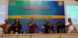 Julie Laiskodat Gandeng Balai Veteriner Denpasar Gelar Bimtek Pengembangan Ternak di Alor Julie Sutrisno Laiskodat (ketiga kiri), menghadiri acara Bimtek Pengembangan Ternak, Selasa (24/10) di Aula Simphony Hotel, Kalabahi Kota.