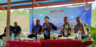 Julie Laiskodat Bantu Dana Pokir Rp 400 Juta untuk Pengembangan Wisata Mangrove di Alor Anggota DPR RI Fraksi NasDem Julie Sutrisno Laiskodat (ketiga kanan) reses di Kelompok OMS Mangrove di Kelurahan Mutiara, Alor, Selasa (24/10).