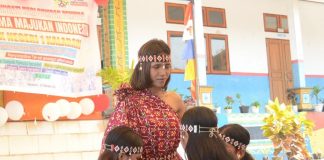 Peringati HUT Sumpah Pemuda Ke-95, SMK Negeri 1 Kalabahi Gelar Pagelaran Seni Budaya Siswi SMK Negeri 1 Kalabahi menampilkan pentas seni di HUT Sumpah Pemuda ke-95, Sabtu (28/10) di halaman sekolah, Lanbo, Desa Lendola.