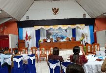 PIKI Alor Gelar Simposium Nasional Bahas Akselerasi Pembangunan Berkelanjutan Daerah Tertinggal Mantan Bupati Alor Drs. Amon Djobo, M.AP sedang menyampaikan materi di simposium nasional PIKI Alor, Selasa (28/11) di Aula Hotel Kenari, Kalabahi.