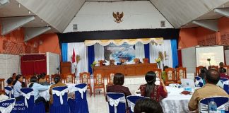 PIKI Alor Gelar Simposium Nasional Bahas Akselerasi Pembangunan Berkelanjutan Daerah Tertinggal Mantan Bupati Alor Drs. Amon Djobo, M.AP sedang menyampaikan materi di simposium nasional PIKI Alor, Selasa (28/11) di Aula Hotel Kenari, Kalabahi.
