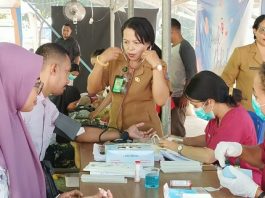 Jelang HUT ke-128, BRI Cabang Kalabahi Donor 47 Kantong Darah untuk Masyarakat Alor Petugas RSD Kalabahi sedang memeriksa kesehatan karyawan BRI Cabang Kalabahi untuk donor darah dalam rangka menyongsong HUT ke-128 BRI, Selasa (5/12) di halaman kantor BRI, Kalabahi, Alor.