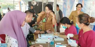 Jelang HUT ke-128, BRI Cabang Kalabahi Donor 47 Kantong Darah untuk Masyarakat Alor Petugas RSD Kalabahi sedang memeriksa kesehatan karyawan BRI Cabang Kalabahi untuk donor darah dalam rangka menyongsong HUT ke-128 BRI, Selasa (5/12) di halaman kantor BRI, Kalabahi, Alor.