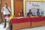 SMK Negeri Kokar dan Untrib Gelar Pelatihan Karya Ilmiah Guru Kepala SMK Ngeri Kokar Apnamilsa Obisuru ketika sambutan di acara pembukaan workshop pelatihan penulisan karya ilmiah guru, Jumat (1/12) di Aula SMK Negeri Kokar.