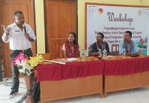 SMK Negeri Kokar dan Untrib Gelar Pelatihan Karya Ilmiah Guru Kepala SMK Ngeri Kokar Apnamilsa Obisuru ketika sambutan di acara pembukaan workshop pelatihan penulisan karya ilmiah guru, Jumat (1/12) di Aula SMK Negeri Kokar.