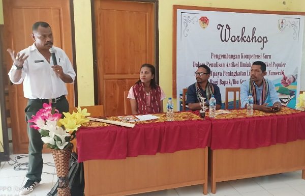 SMK Negeri Kokar dan Untrib Gelar Pelatihan Karya Ilmiah Guru Kepala SMK Ngeri Kokar Apnamilsa Obisuru ketika sambutan di acara pembukaan workshop pelatihan penulisan karya ilmiah guru, Jumat (1/12) di Aula SMK Negeri Kokar.